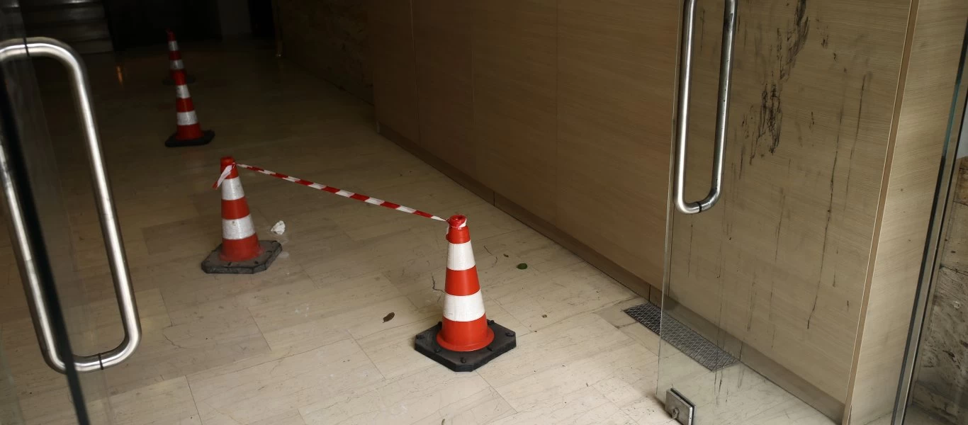 Επίθεση με οξύ: Υπήρχε συνεργός που βοήθησε την μαυροφορεμένη γυναίκα να διαφύγει; - Έκανε πρόβα το προηγούμενο πρωί